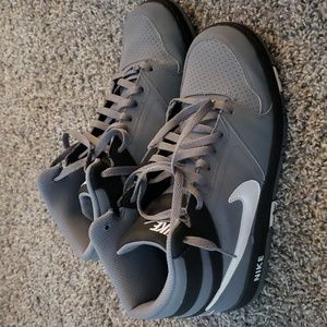 Nike Size 10 (Used) Gray Black and White Basketball Shoes